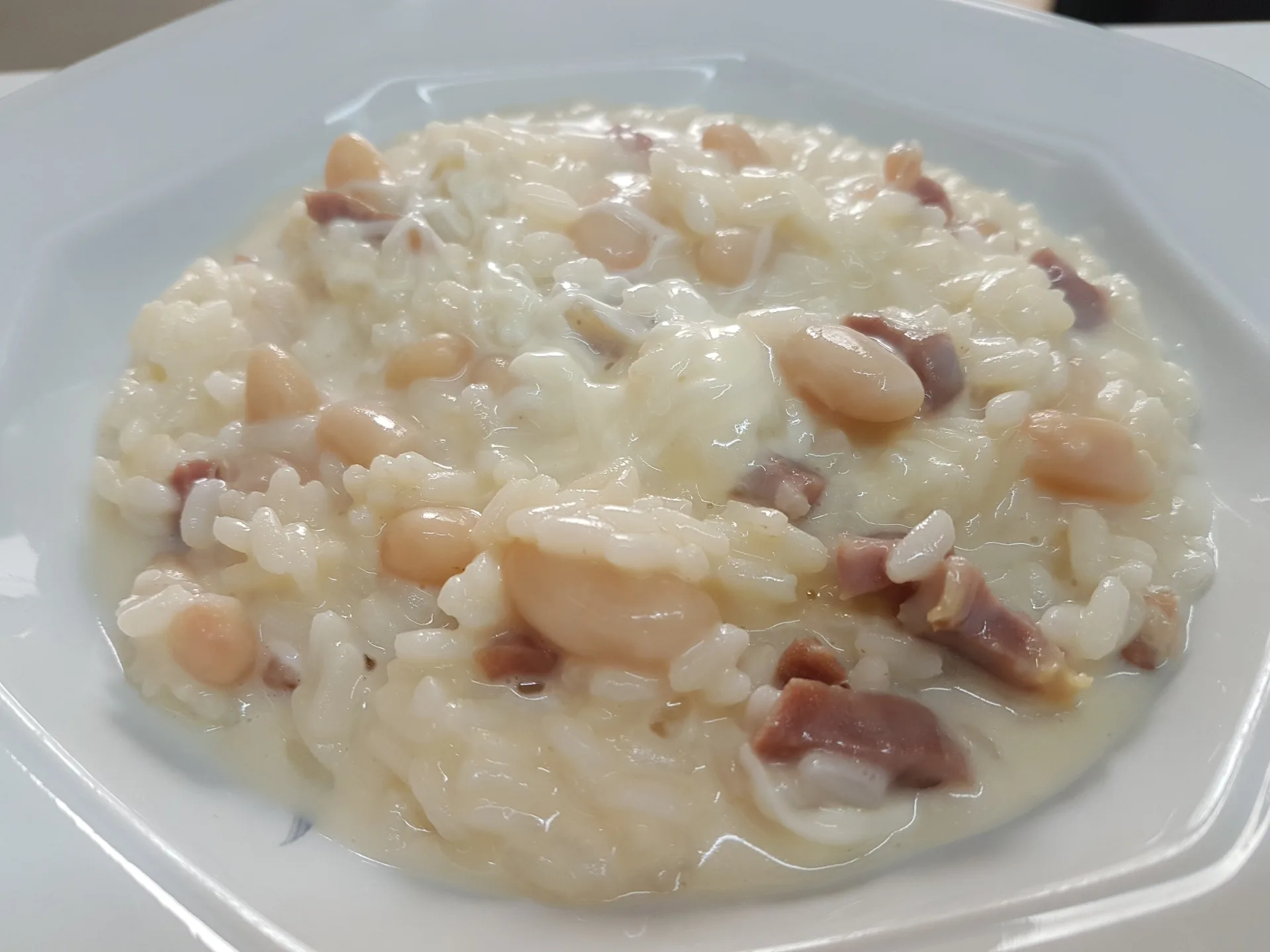 Riso e cannellini con prosciutto crudo