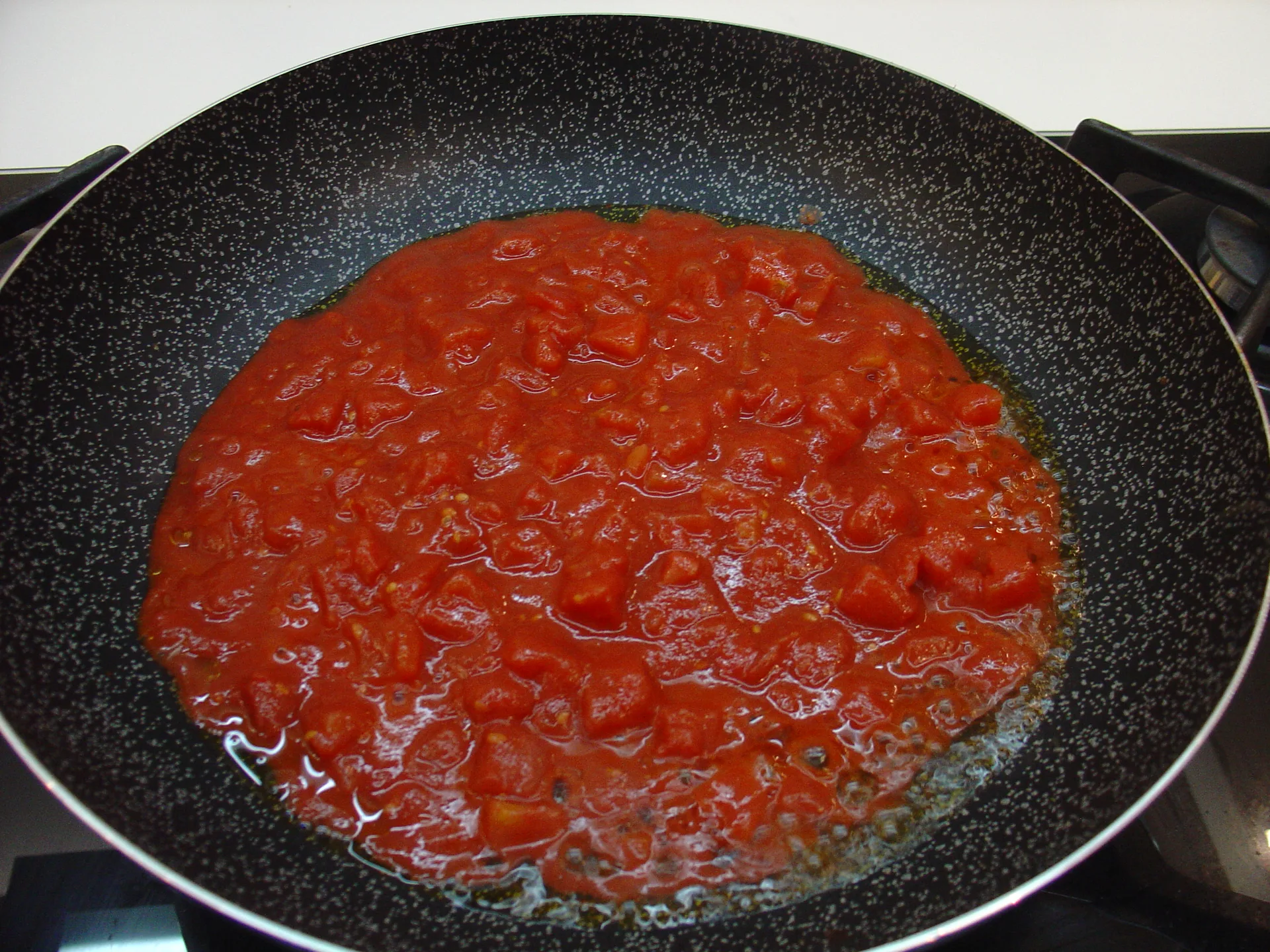 Salsiccia affumicata con pomodoro e funghi