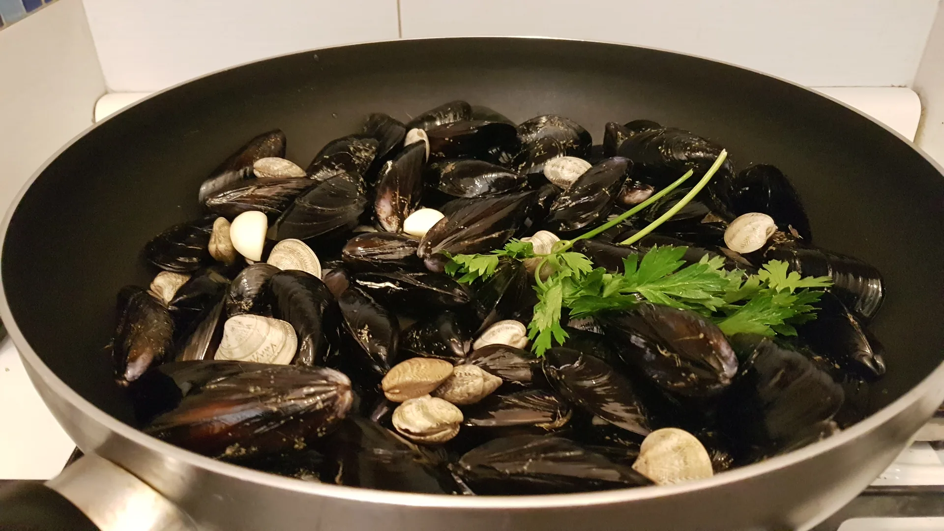 Sautè di cozze e vongole su vellutata di ceci