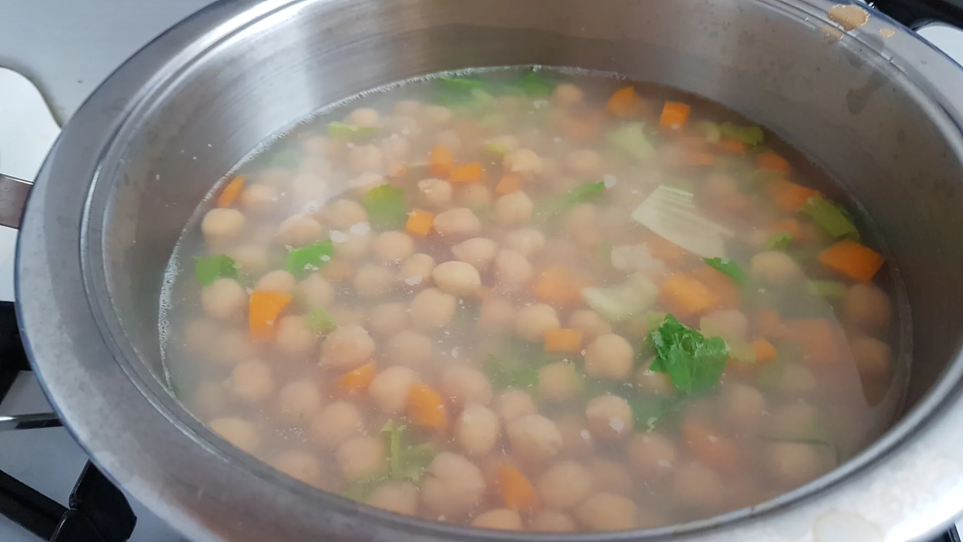 Sautè di cozze e vongole su vellutata di ceci