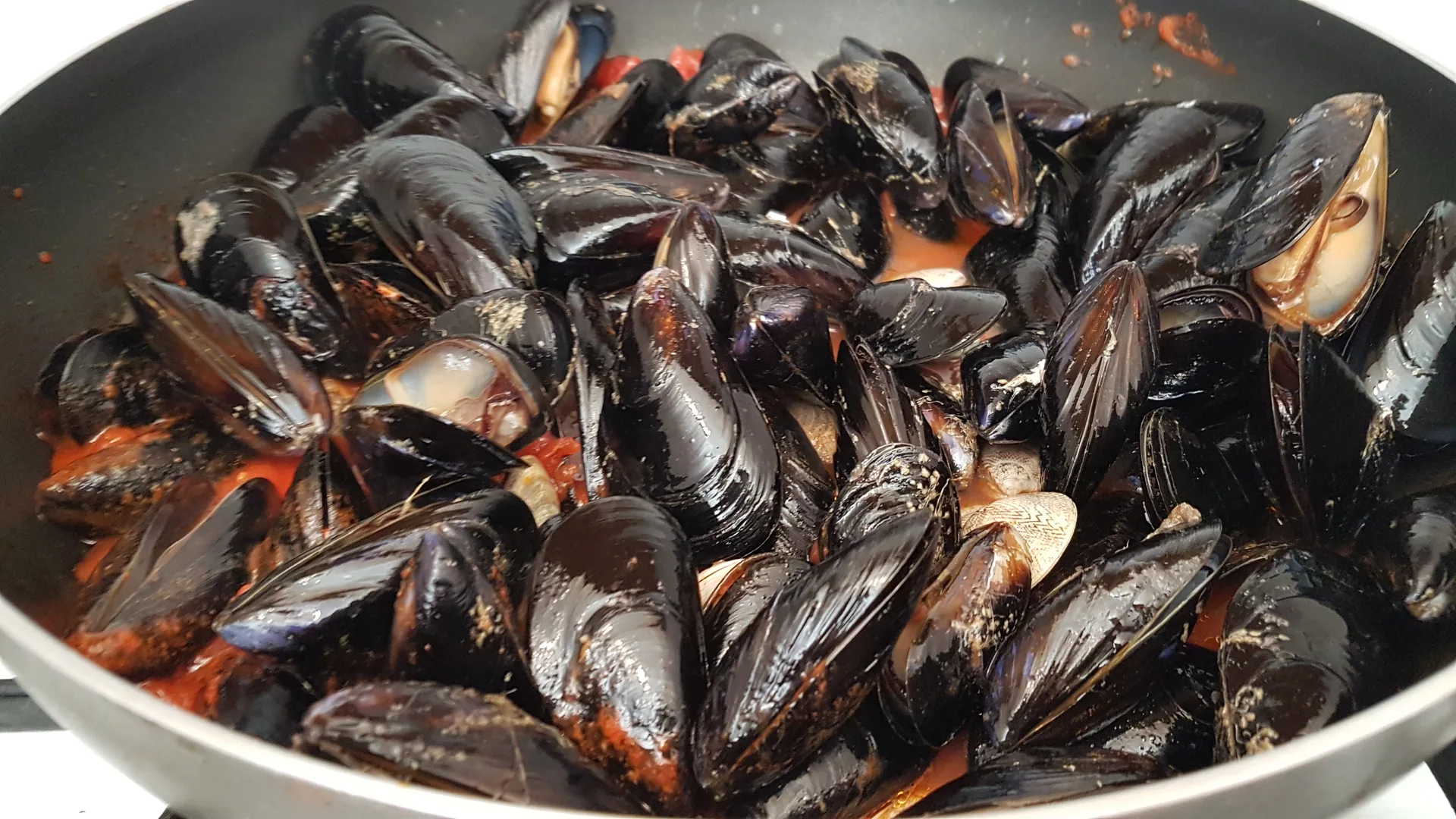 Sautè di cozze e vongole su vellutata di ceci
