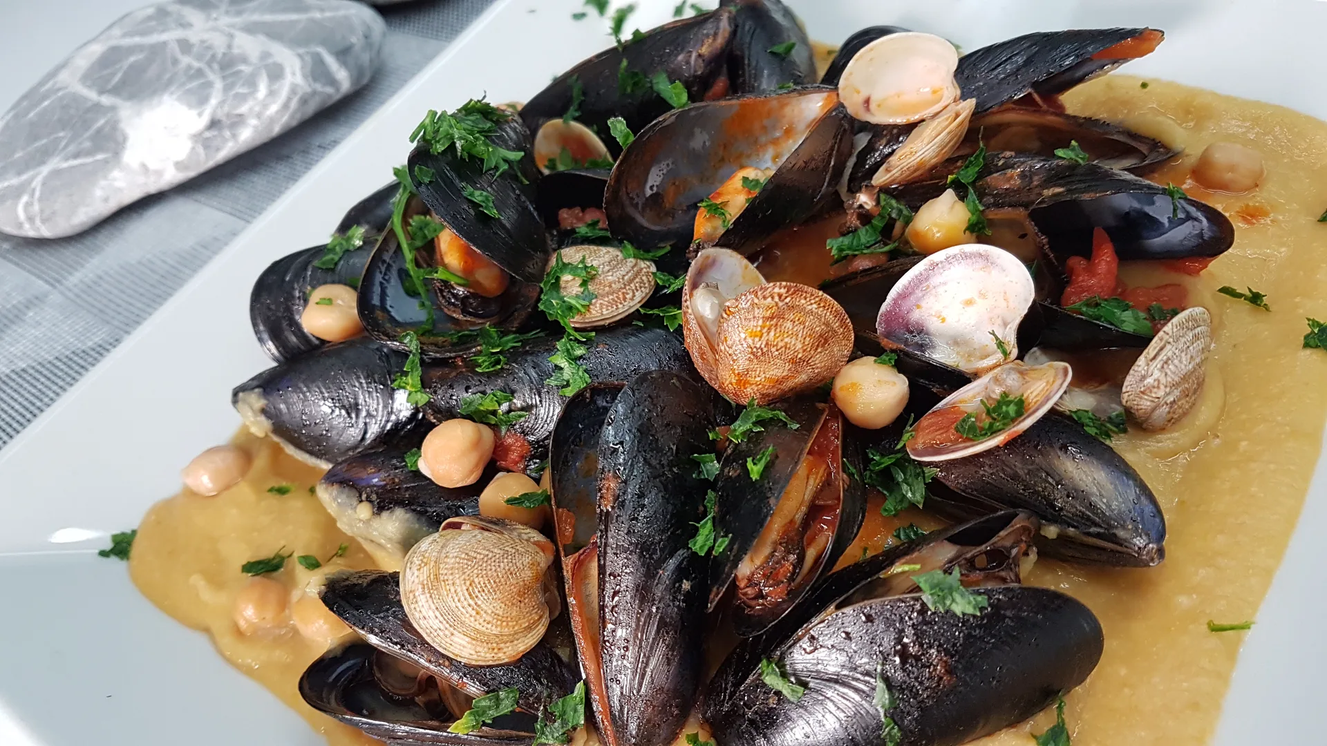 Sautè di cozze e vongole su vellutata di ceci