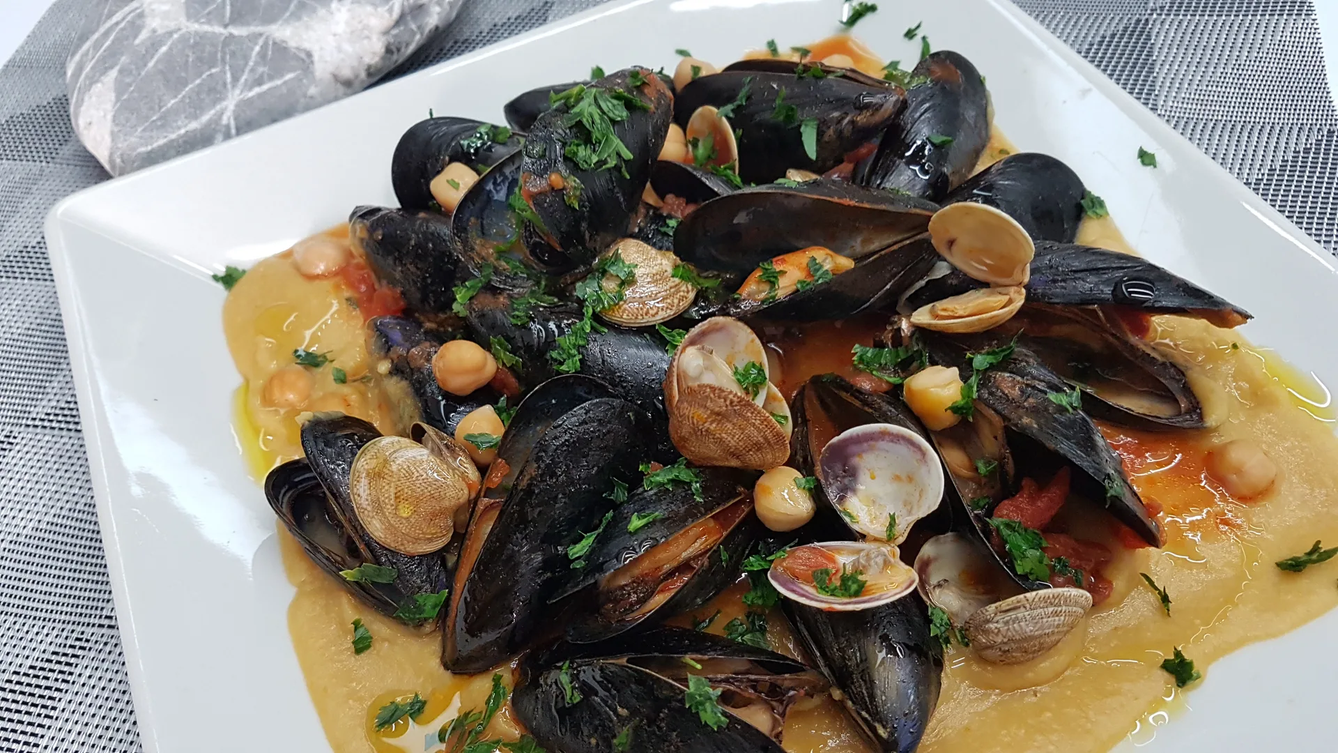 Sautè di cozze e vongole su vellutata di ceci