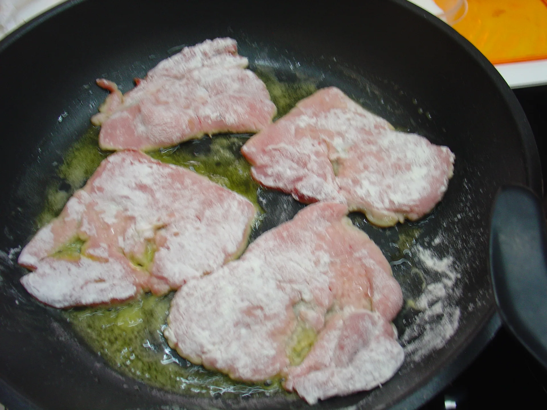 Scaloppine di vitello in salsa rosa