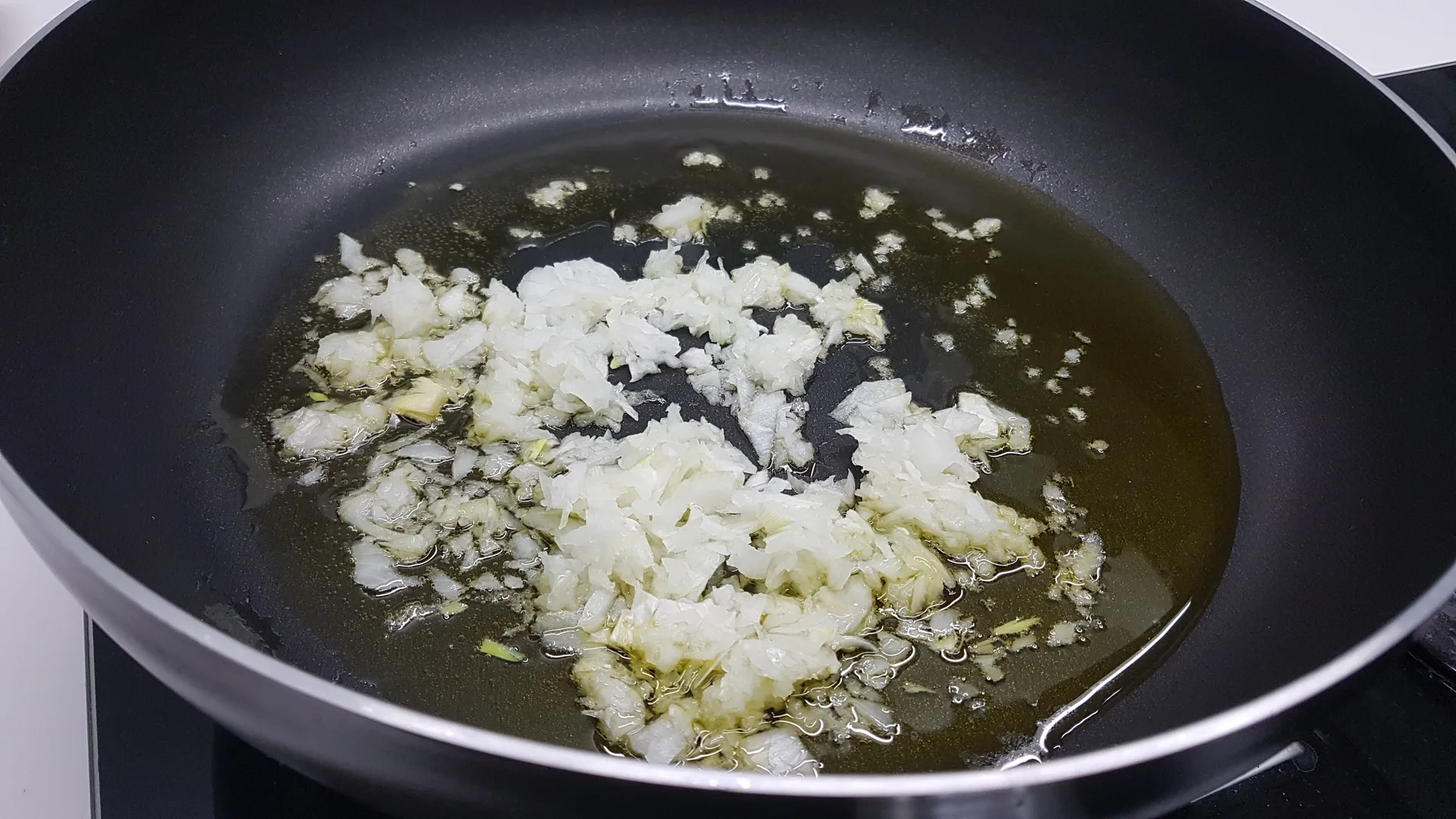 Spaghetti alla chitarra con gamberetti seppioline e crema di zucca