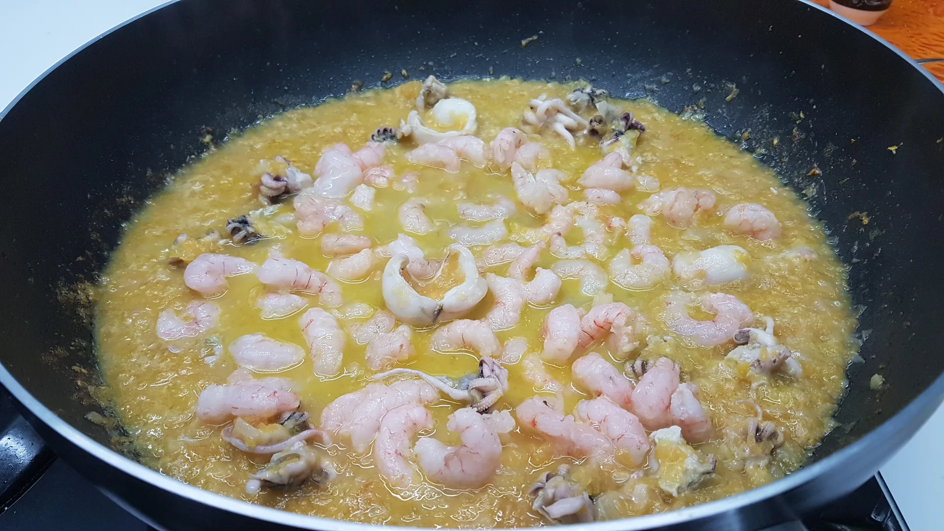 Spaghetti alla chitarra con gamberetti seppioline e crema di zucca