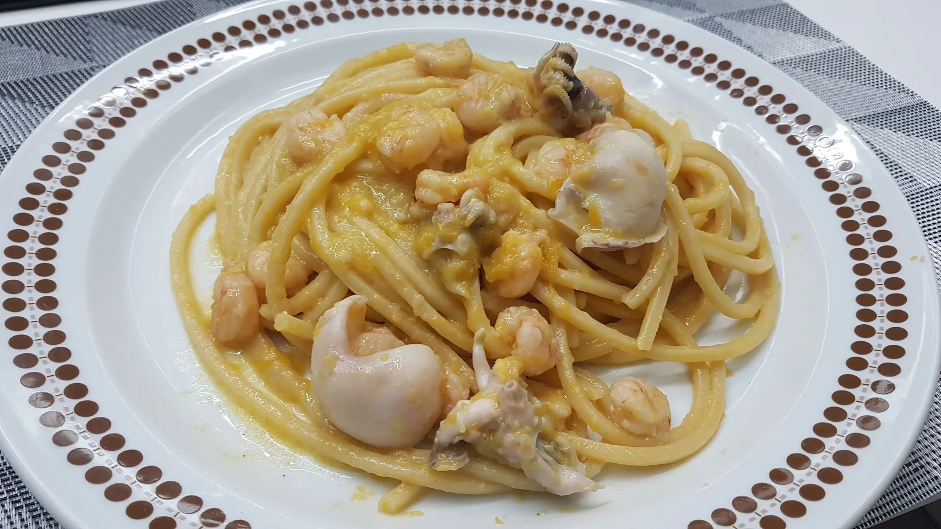 Spaghetti alla chitarra con gamberetti seppioline e crema di zucca
