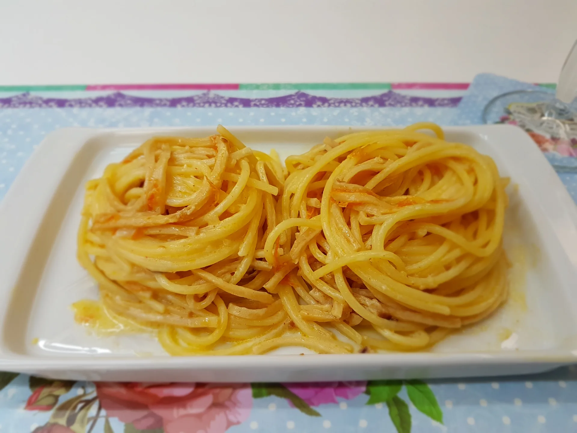 Spaghetti e surimi al succo di arancia