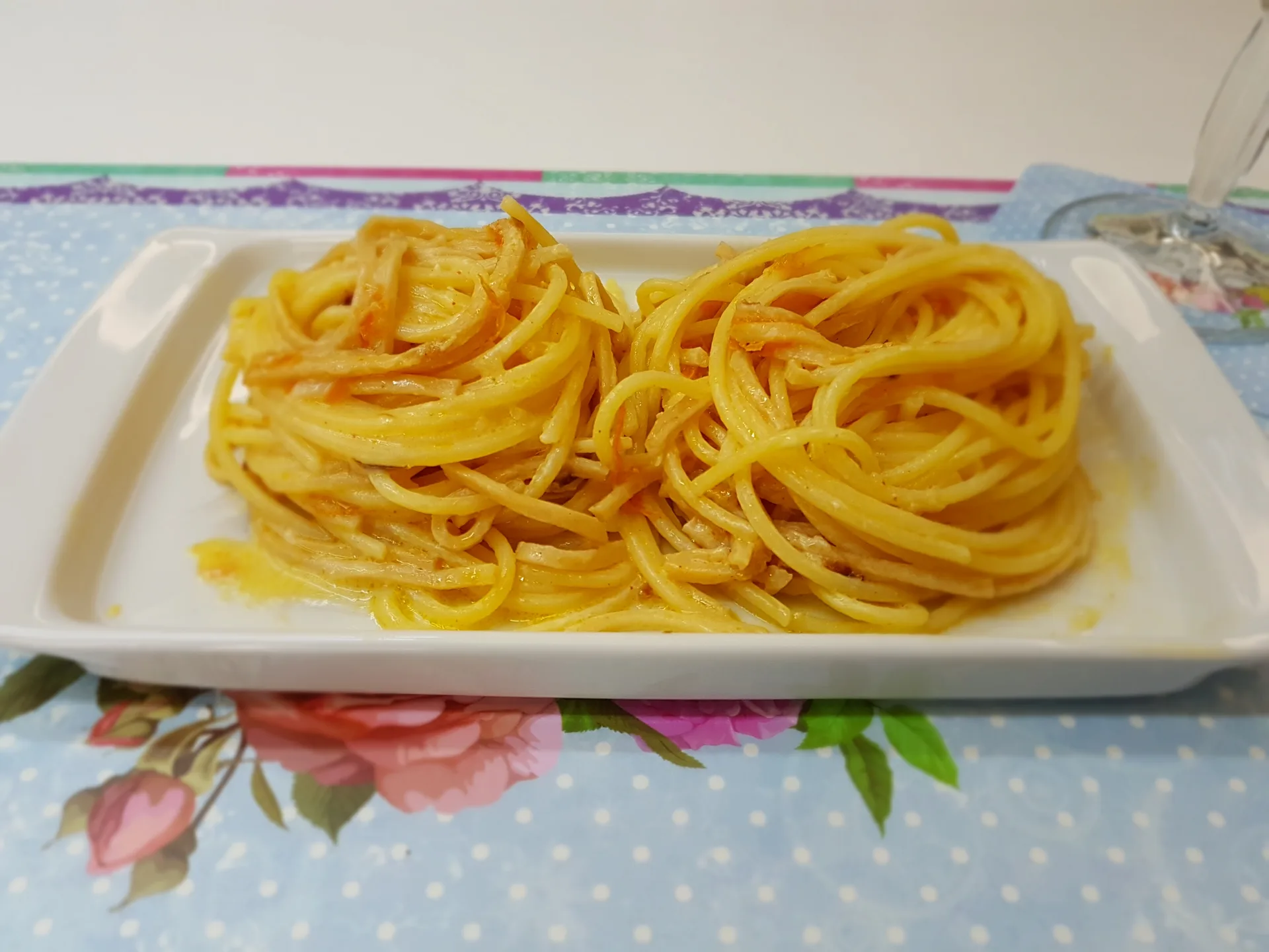 Spaghetti e surimi al succo di arancia