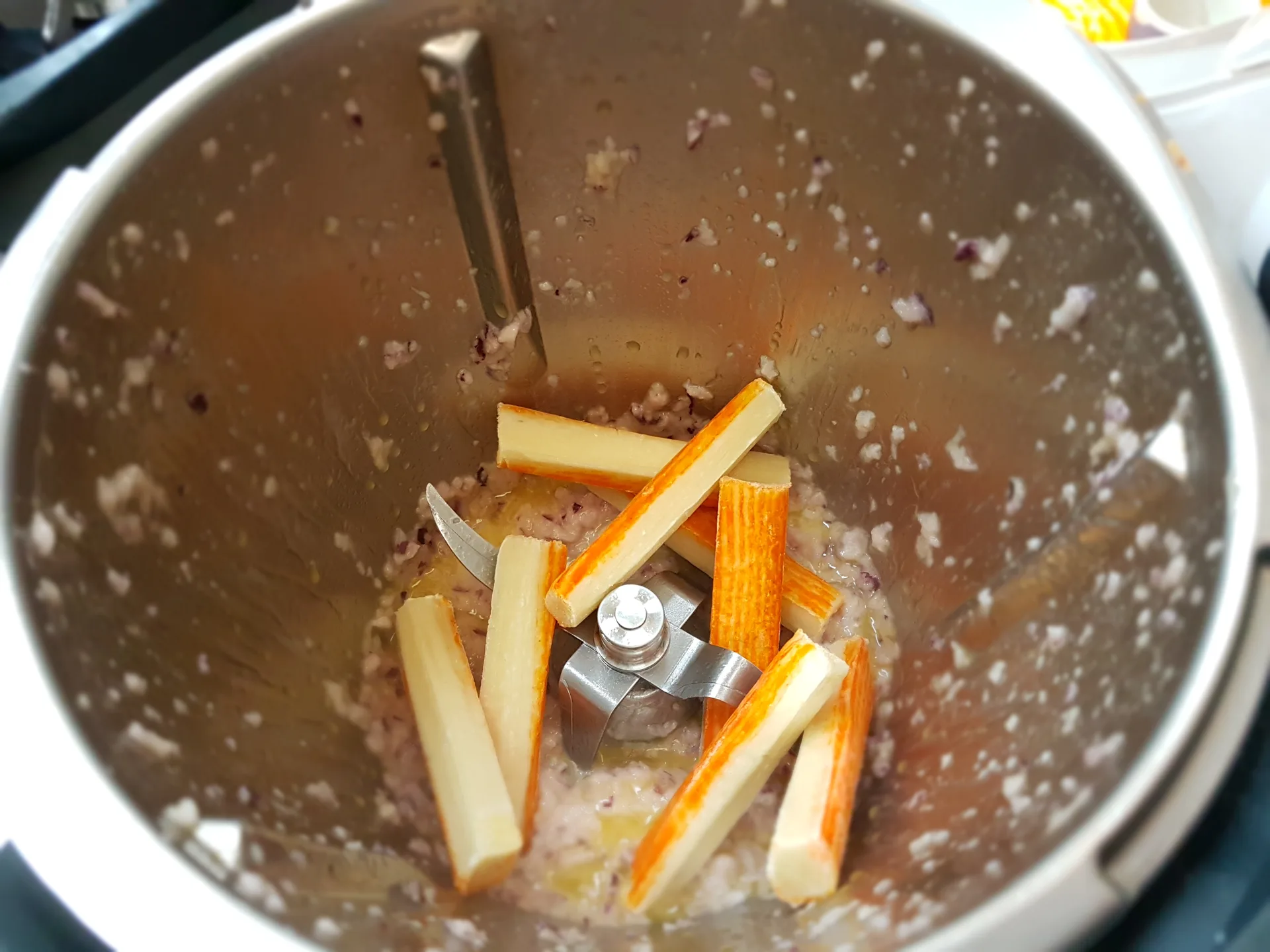 Spaghetti e surimi al succo di arancia