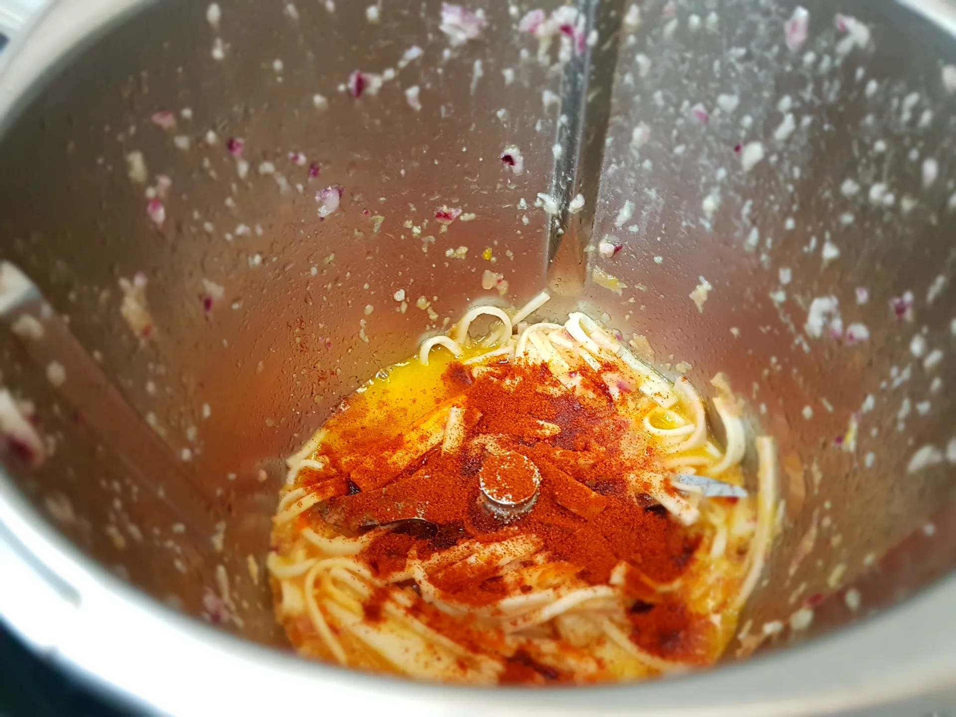 Spaghetti e surimi al succo di arancia