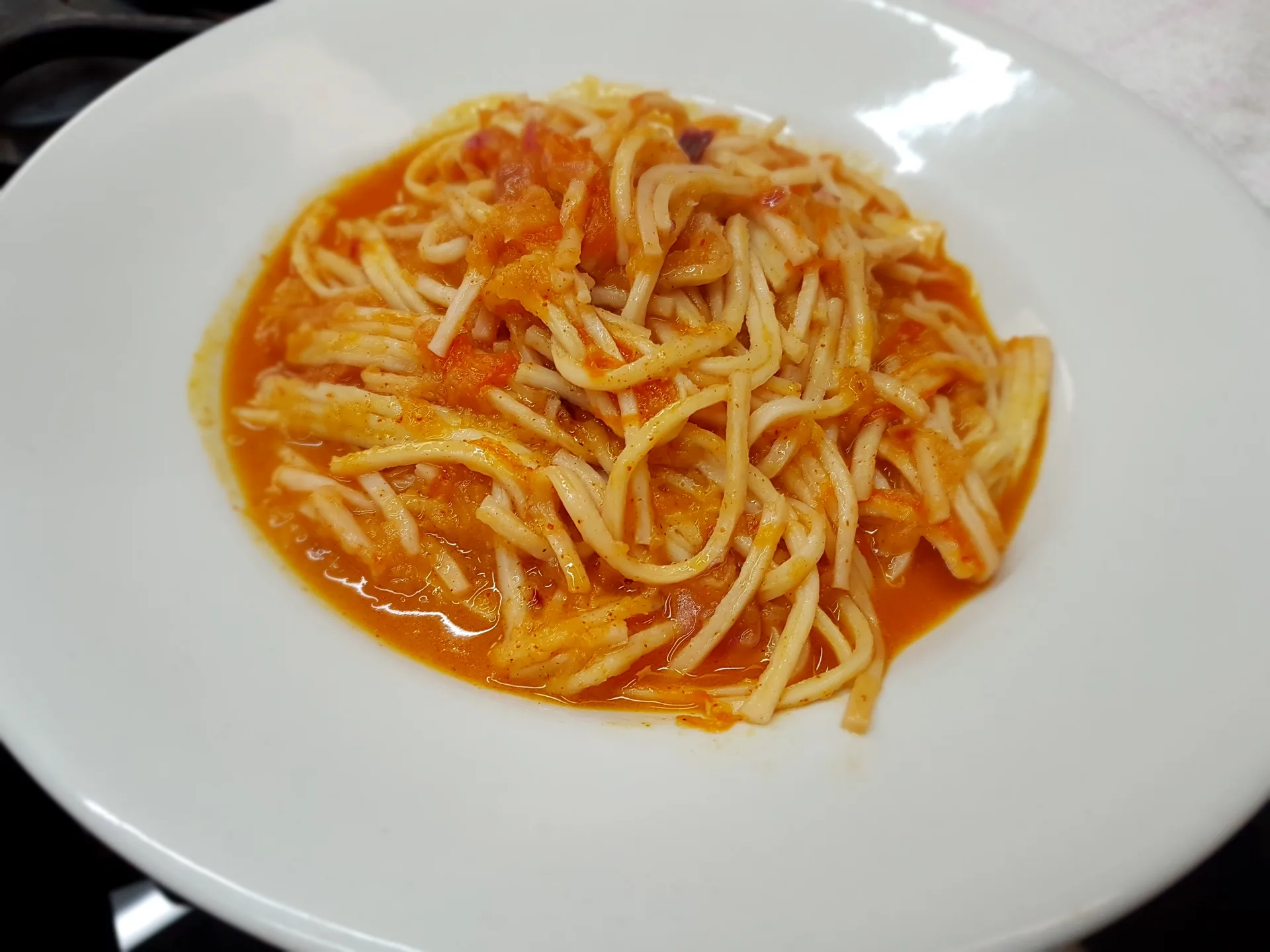 Spaghetti e surimi al succo di arancia