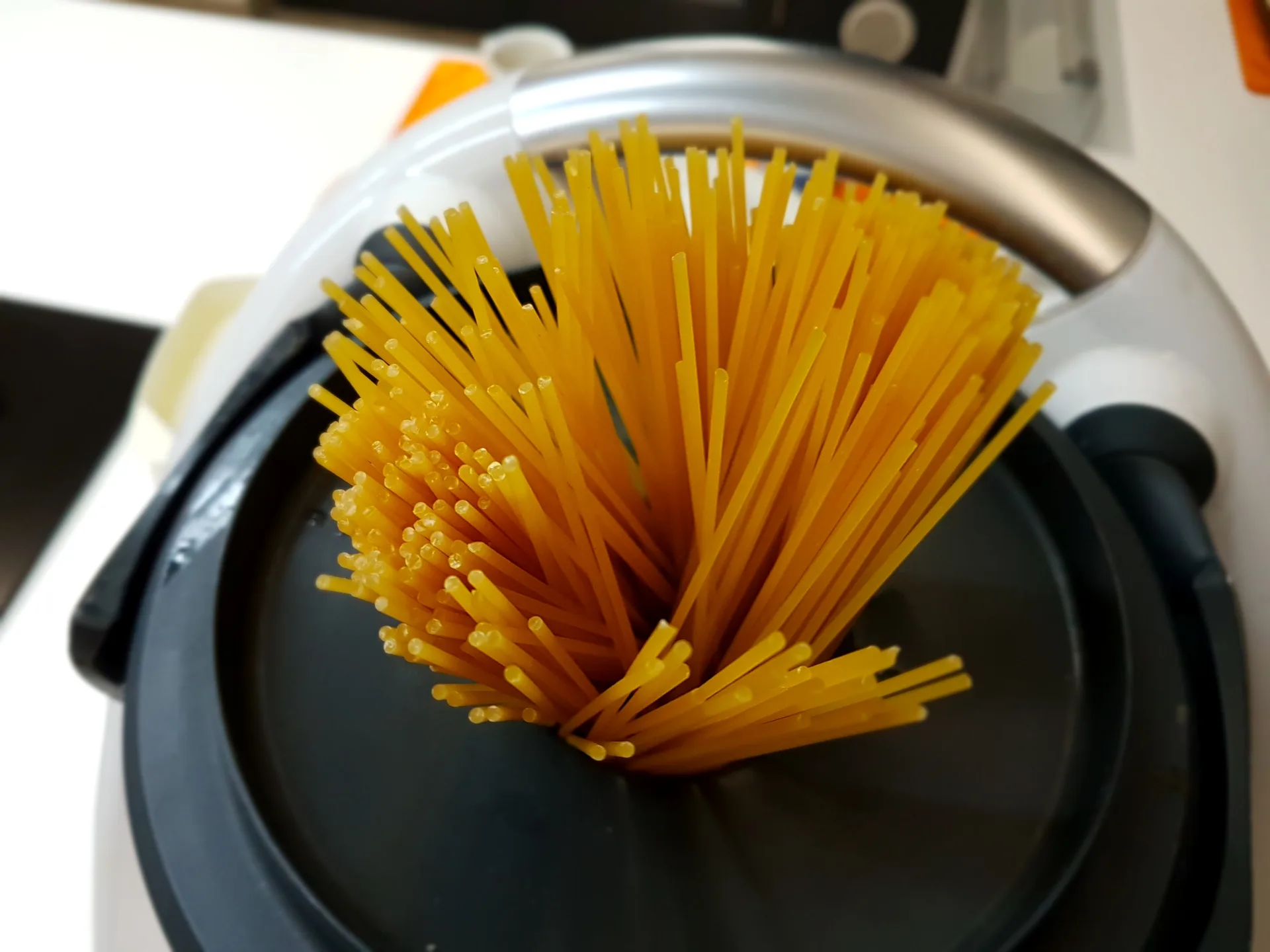 Spaghetti e surimi al succo di arancia