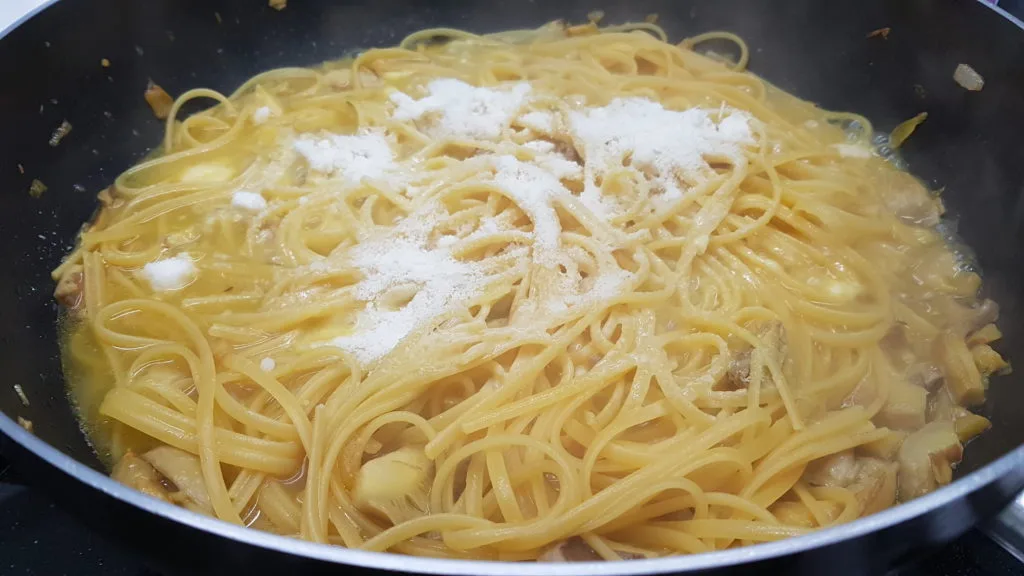 Spaghetti risottati con funghi e zafferano