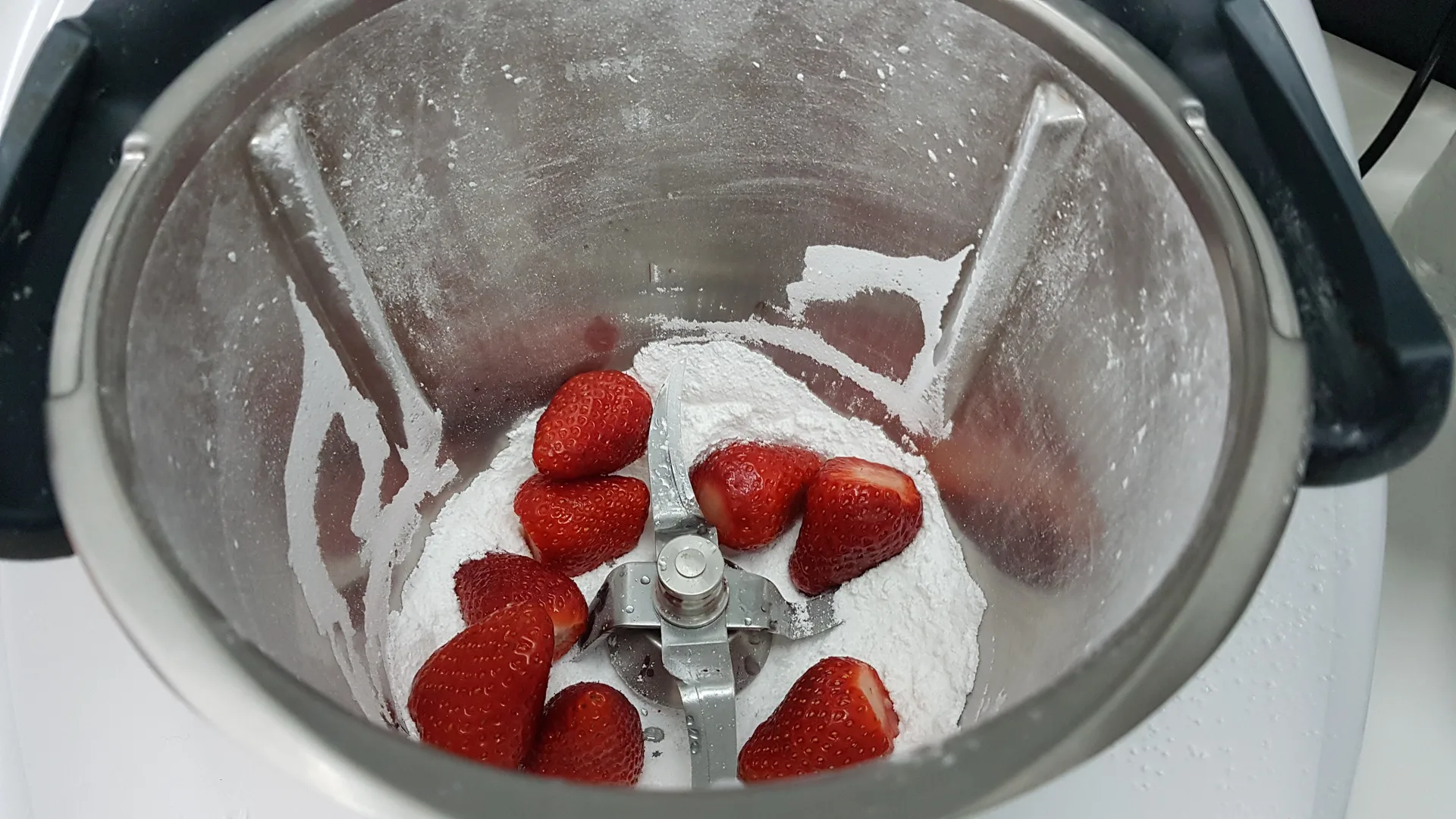 Torta Divina con mousse di fragole