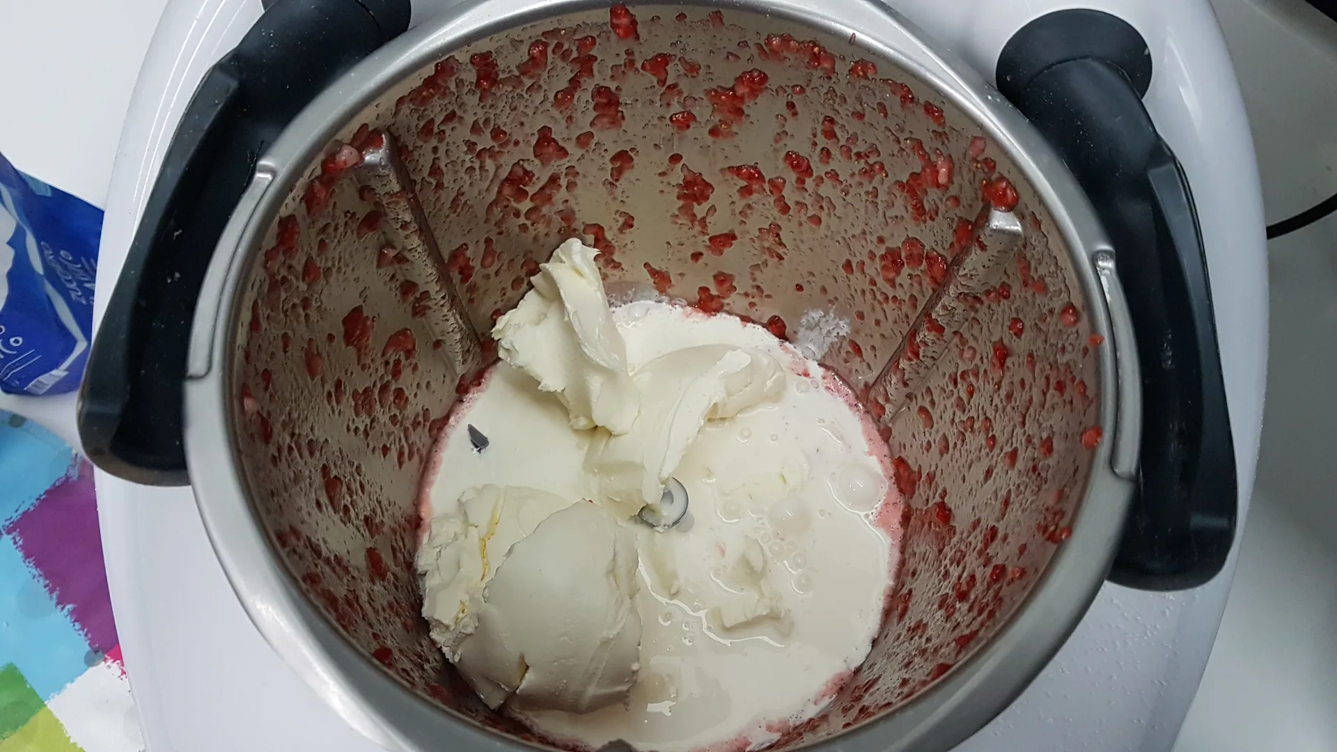 Torta Divina con mousse di fragole