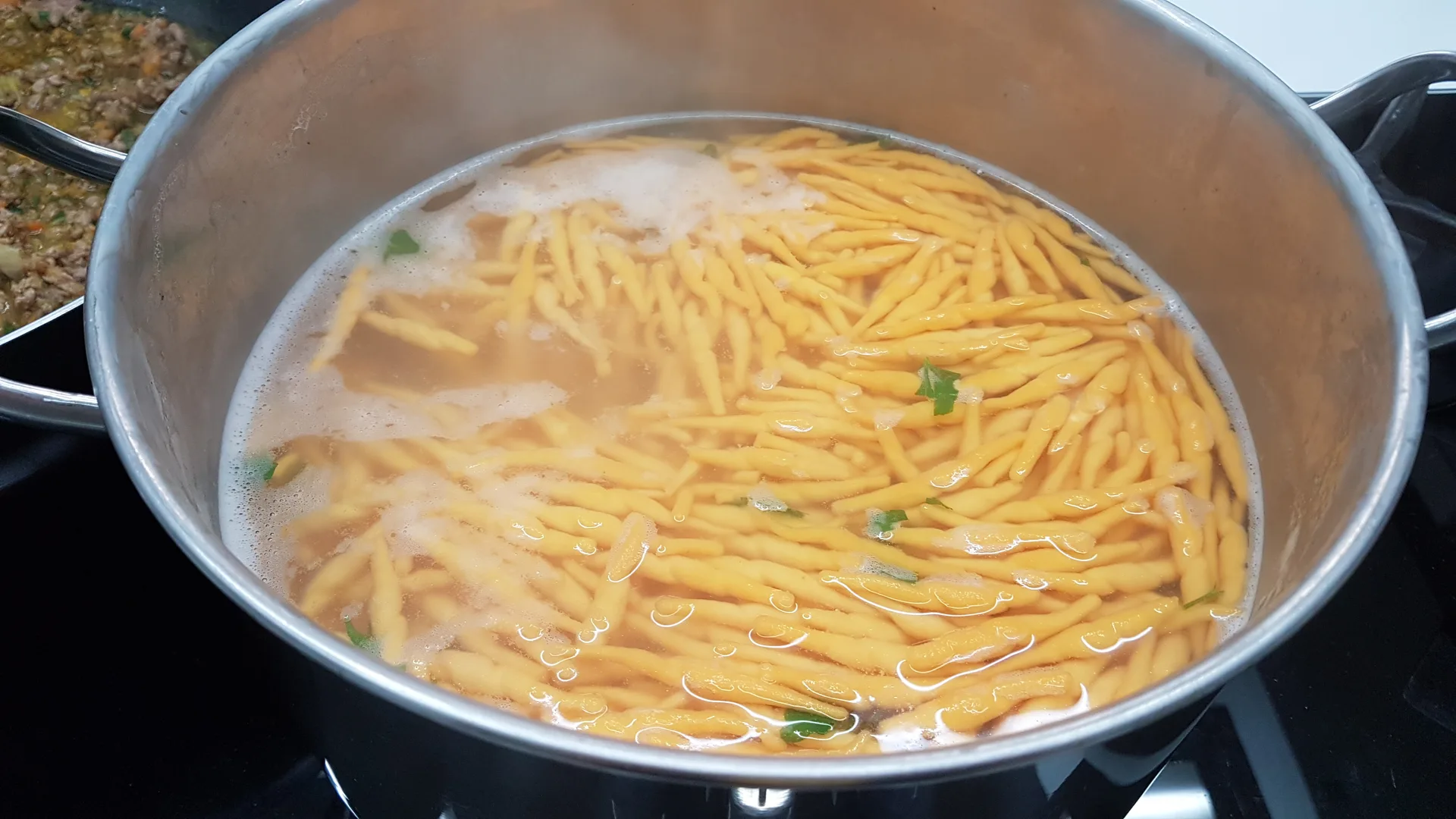 Trofie aromatizzate all'arancia con salsa di cachi