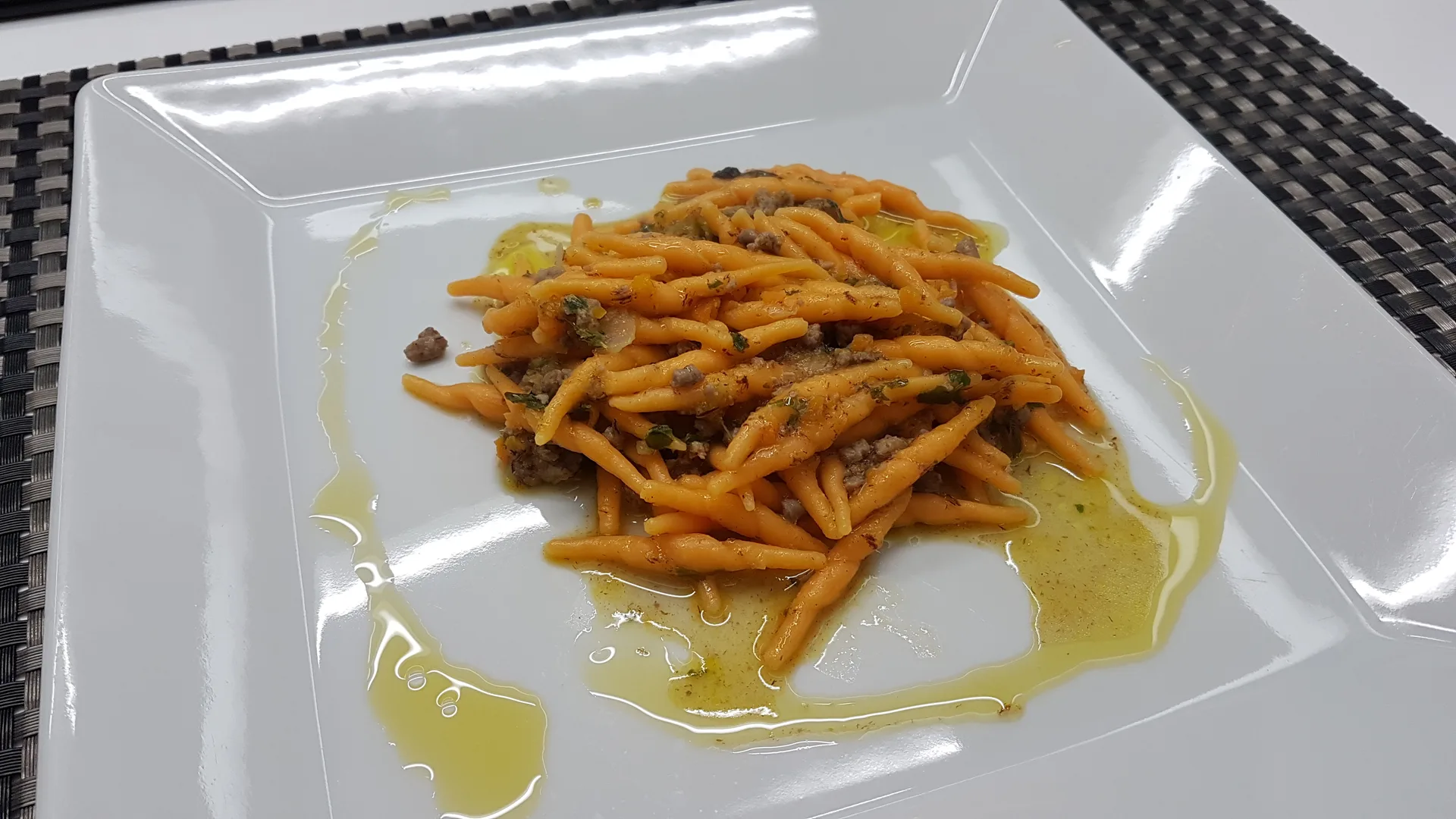 Trofie aromatizzate all'arancia con salsa di cachi