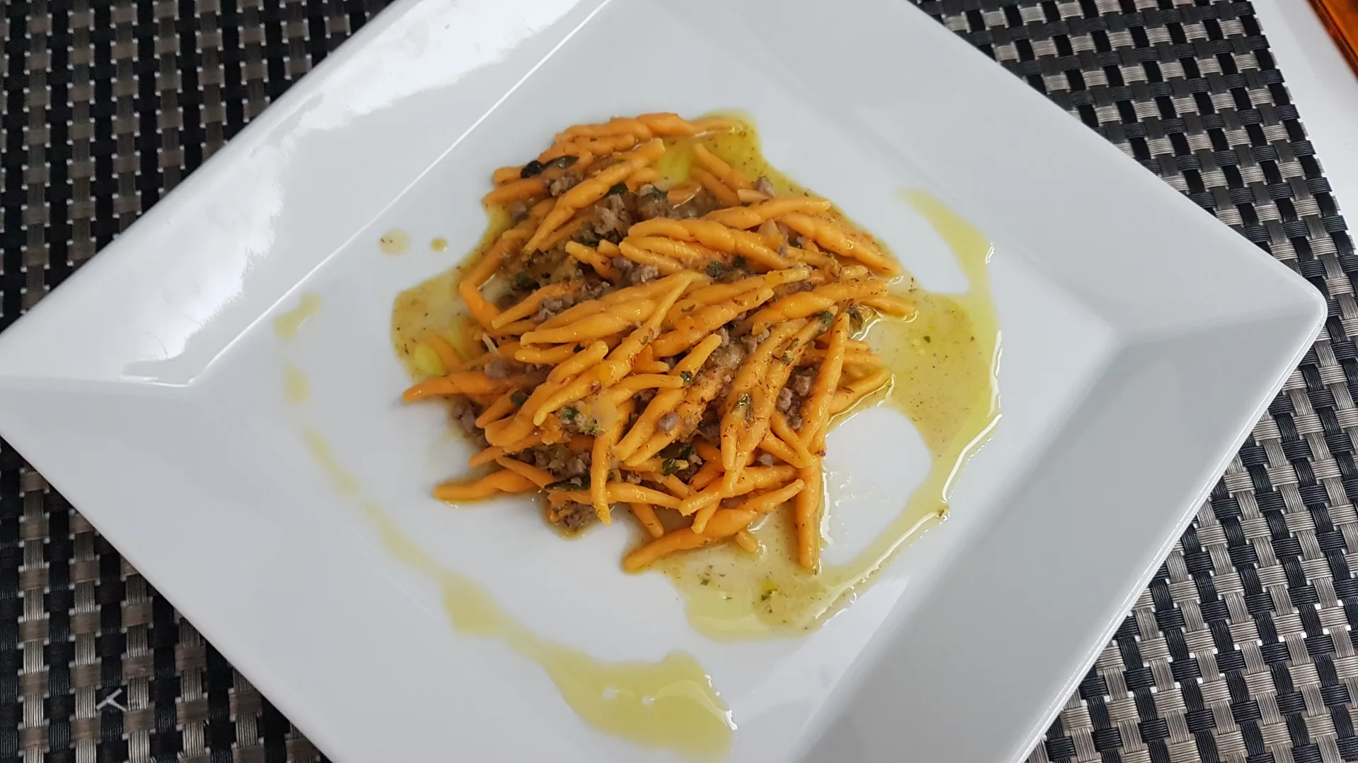 Trofie aromatizzate all'arancia con salsa di cachi